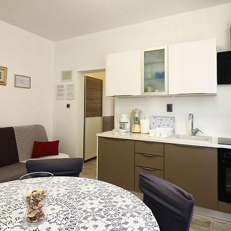 Apartments Mili - Near The Sea And The Centar Of Place Betina  Exterior foto