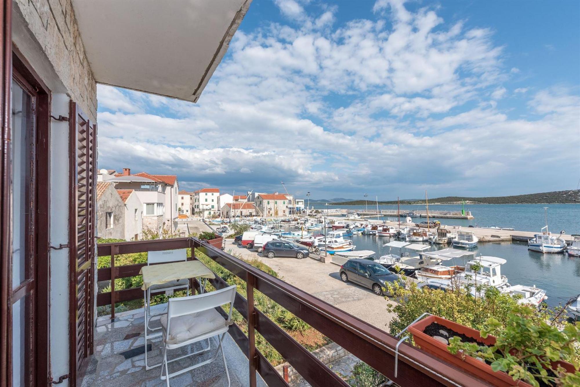 Apartments Mili - Near The Sea And The Centar Of Place Betina  Exterior foto