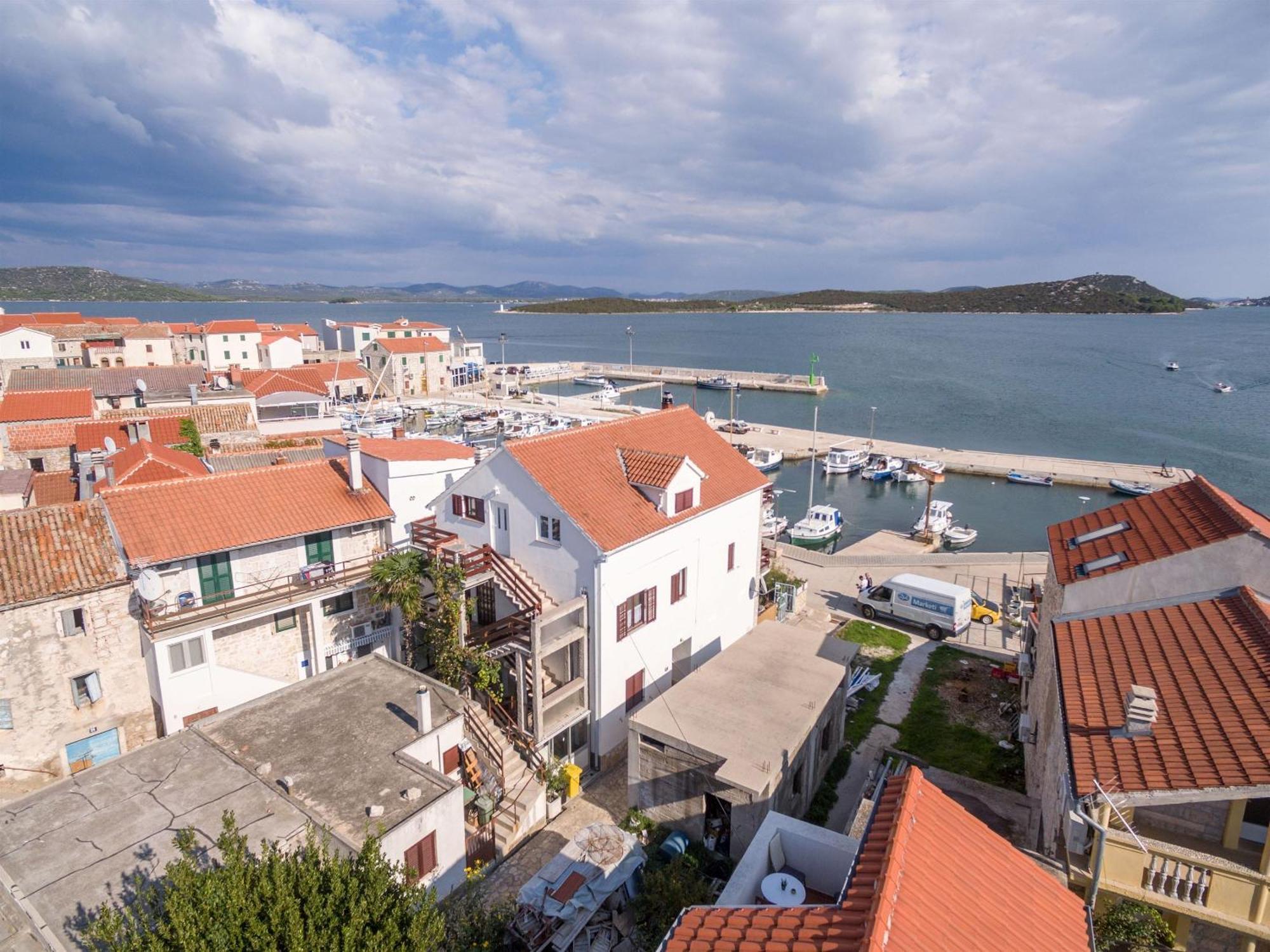 Apartments Mili - Near The Sea And The Centar Of Place Betina  Exterior foto